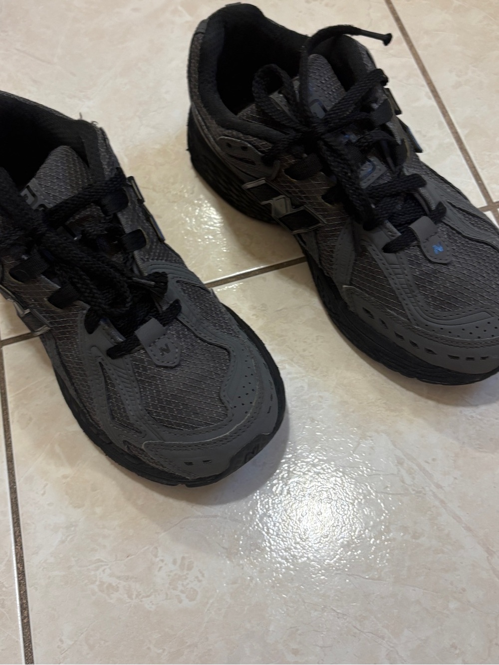 New Balance Gray and Black Trail-Style Sneakers Boys size 4 - Picture 14 of 15